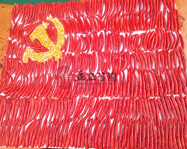 培訓(xùn)快訊培訓(xùn)時(shí)間：6月29日培訓(xùn)地點(diǎn):隆鑫山莊培訓(xùn)單位:中鐵某局培訓(xùn)課程:七一主題黨建活動(dòng)培訓(xùn)人數(shù)：21人培訓(xùn)老師：馬海濤、李文泮培訓(xùn)后勤:馬麗、周明業(yè)務(wù)人員：齊亞