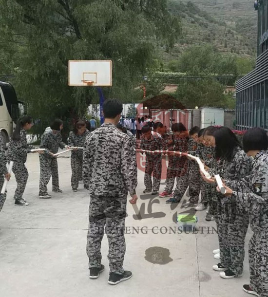 培訓快訊培訓時間：9月16日培訓單位：某大學培訓課程：拓展培訓人數(shù)：拓展40人，觀摩人員：1名蘭州戶外拓展蘭州拓展培訓