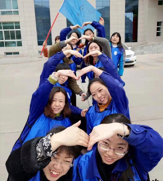 培訓時間：3月6日培訓地點:單位院內(nèi)培訓單位:**集團三八活動培訓課程:拓展培訓人數(shù)：75人