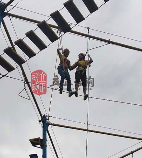 培訓(xùn)快訊培訓(xùn)時間：6.30-7.1培訓(xùn)地點:城建培訓(xùn)中心培訓(xùn)單位:某餐飲公司培訓(xùn)課程:拓展培訓(xùn)人數(shù)：42人