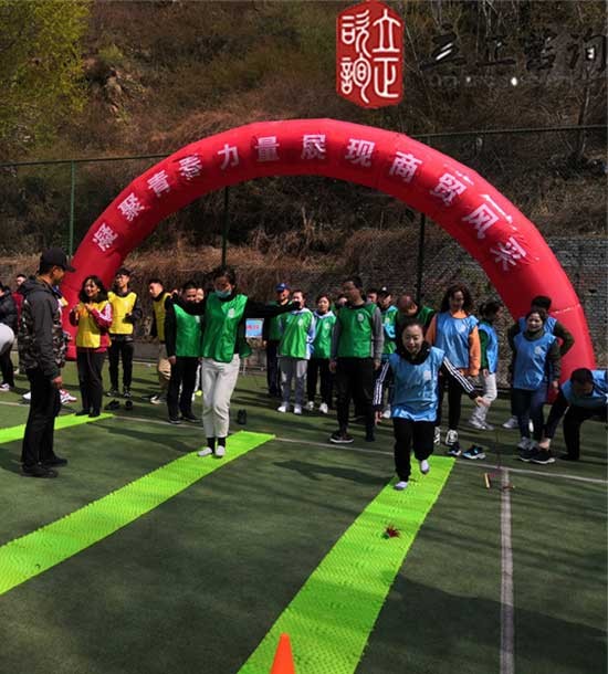 培訓(xùn)快訊培訓(xùn)時間：4月28日培訓(xùn)地點:興隆山城建培訓(xùn)中心培訓(xùn)單位:甘肅交通**公司培訓(xùn)課程:趣味運動會部分拓展項目介紹：緬甸橋項目類型：團隊合作項目培訓(xùn)形式：一段軟梯掛在山坳的兩端。學(xué)員必須利用繩梯和