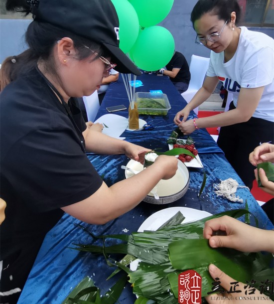 培訓(xùn)快訊培訓(xùn)時(shí)間：2021年6月14日培訓(xùn)地點(diǎn):和銳德廠區(qū)培訓(xùn)單位:甘肅和銳德公司（徐工挖掘機(jī)）培訓(xùn)課程:端午節(jié)主題團(tuán)建活動(dòng)項(xiàng)目介紹這個(gè)項(xiàng)目叫朱德的扁擔(dān)：每支代表隊(duì)選派男女各2名共4名隊(duì)員參賽，參賽隊(duì)