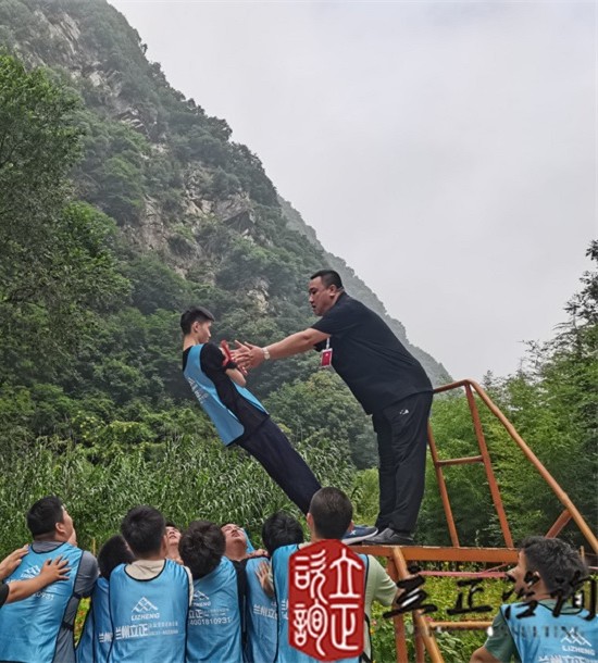 培訓(xùn)快訊培訓(xùn)時間：2021年7月19-26日培訓(xùn)地點:西安培訓(xùn)單位:中鐵**局**公司培訓(xùn)課程:新員工入職培訓(xùn)班個人挑戰(zhàn)項目凌空飛渡（高空斷橋）——挑戰(zhàn)、超越培訓(xùn)形式在教練的指導(dǎo)下穿上保險衣扣上保險繩